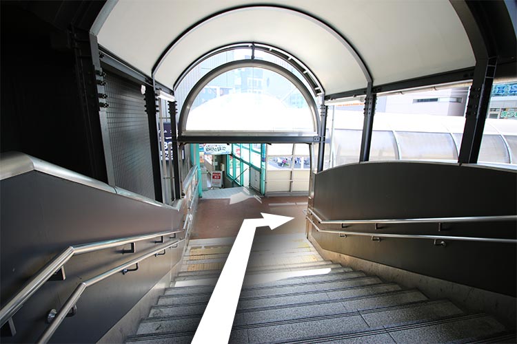 奥にある階段を降り、右に進みます。