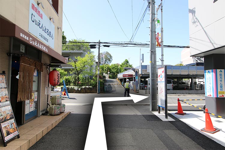 階段を下りたら、T字路を右折します。