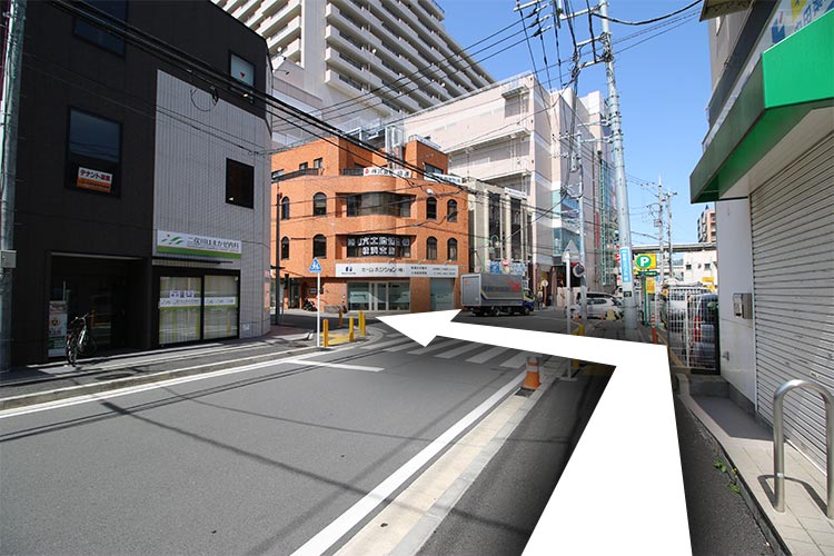 横断歩道を左に進みます。