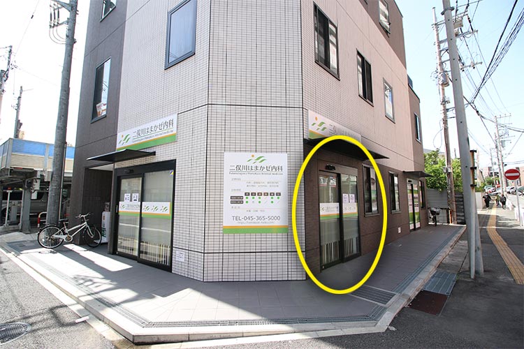 渡った目の前のこちらが当院です。入口と出口を分けておりますので、右側のドアからお入りください。